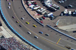 Jimmie Johnson, Hendrick Motorsports, Chevrolet, überholt das Pace-Car (Screenshot)