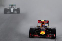 Max Verstappen, Red Bull Racing RB12, Nico Rosberg, Mercedes AMG F1 W07 Hybrid