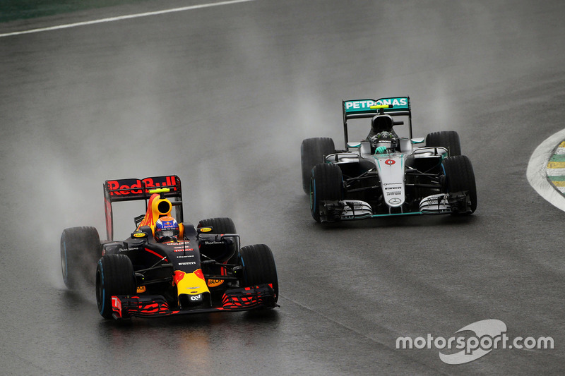 Max Verstappen, Red Bull Racing RB12 mène devant Nico Rosberg, Mercedes AMG F1 W07 Hybrid