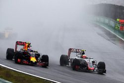 Max Verstappen, Red Bull Racing RB12 y Esteban Gutiérrez, Haas F1 Team VF-16