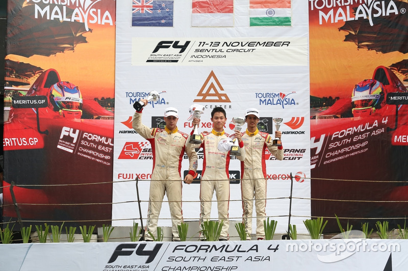 Podium Race 4: Pemenang balapan, Presley Martono; peringkat kedua, Faine Kahia; peringkat ketiga, Mohammed Nalwalla