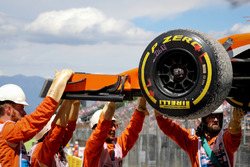 Les commissaires retirent la voiture accidentée de Stoffel Vandoorne, McLaren MCL32