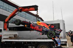 La voiture de Daniel Ricciardo, Red Bull Racing RB13 est ramenée après sa panne en Q1