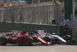 Sebastian Vettel, Ferrari SF70H, Felipe Massa, Williams FW40