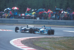 Damon Hill, Williams FW17-Renault, battles with Michael Schumacher, Benetton B195 Renault