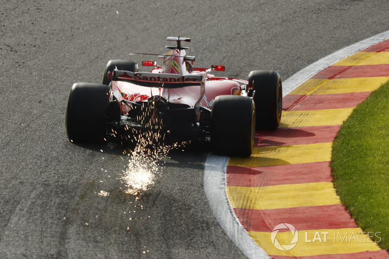Sebastian Vettel, Ferrari SF70H, fait des étincelles