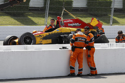 Ryan Hunter-Reay, Andretti Autosport Honda, es ayudado por el Holmatro Safety Team después de su cho