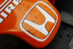 De l'eau sur le logo Honda du nez de la McLaren MCL32