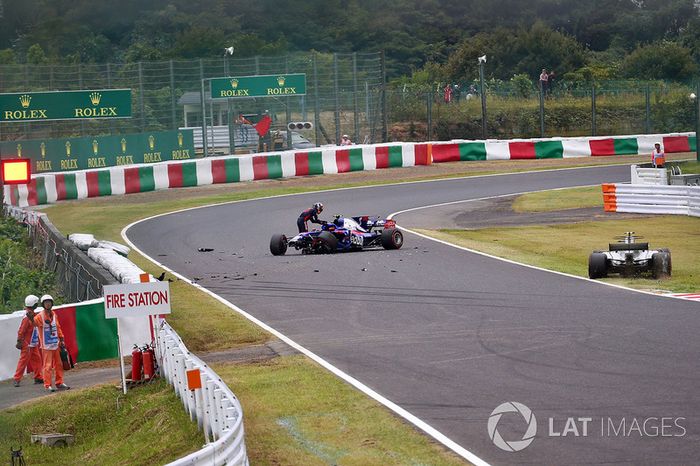 Carlos Sainz, Scuderia Toro Rosso, sufre un accidente con el STR12