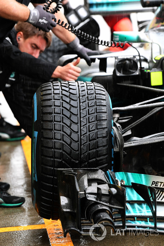 Mercedes-Benz F1 W08, neumático delantero Pirelli