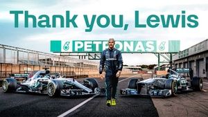 Lewis Hamilton i kultowe bolidy Mercedesa
