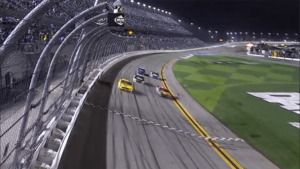 McDowell gana Daytona 500 en accidentado final