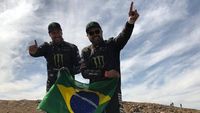 Reinaldo Varela e Gustavo Gugelmin comemoram tricampeonato mundial do Rally Cross Country da FIA