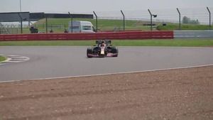 Alexander Albon con el RB16 en Silverstone