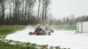 Verstappen y Gasly sobre hielo en karts