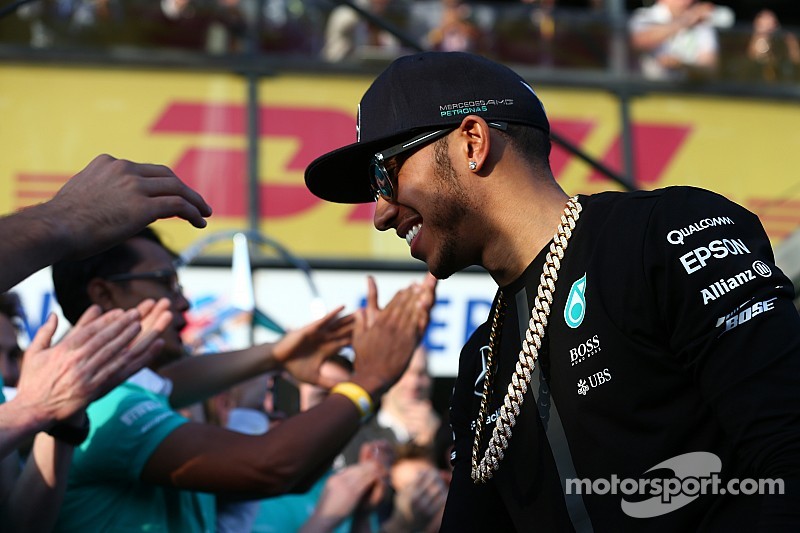 El ganador de la carrera, Lewis Hamilton, Mercedes AMG F1, celebra con el equipo
