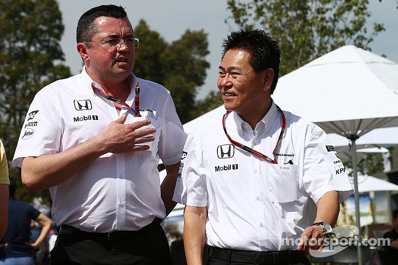Eric Boullier, Director de McLaren Racing con Yasuhisa Arai, Oficial en jefe de Honda Motorsport