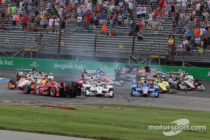 Arrancada accidente que involucra Helio Castroneves, del equipo Penske Chevrolet y Scott Dixon, Chip