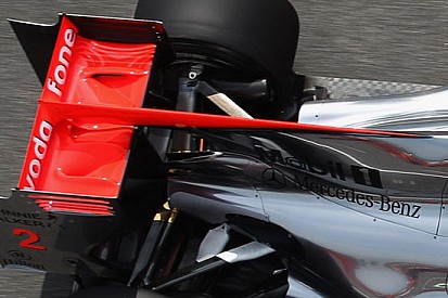 La McLaren simula l'ala posteriore tri-plana vietata