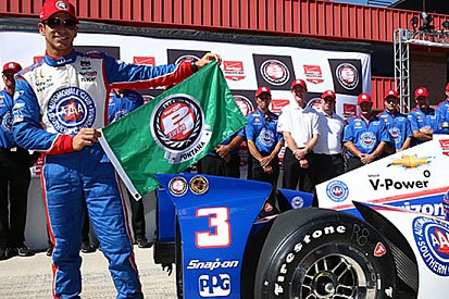 Helio Castroneves si prende la pole a Fontana