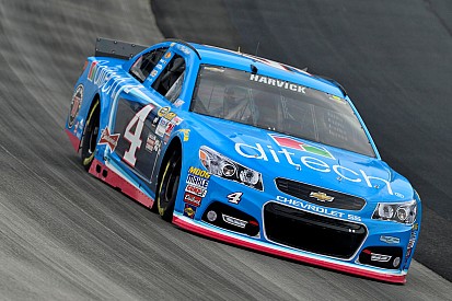 Harvick manda en la primera práctica