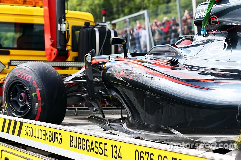 La McLaren MP4-30 endommagée de Fernando Alonso, McLaren