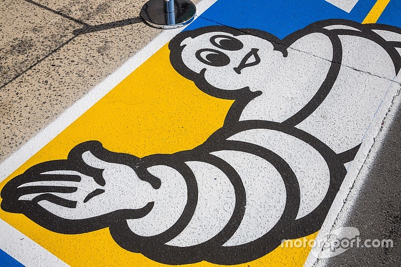 Logo da Michelin no pit lane