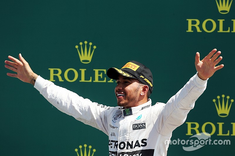 Vencedor da corrida Lewis Hamilton, Mercedes AMG F1 comemora no pódio