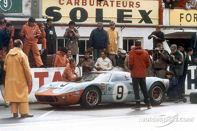 Pedro Rodríguez no domingo pela manhã dando o carro a Lucien Bianchi. Eles venceram no Ford GT40.