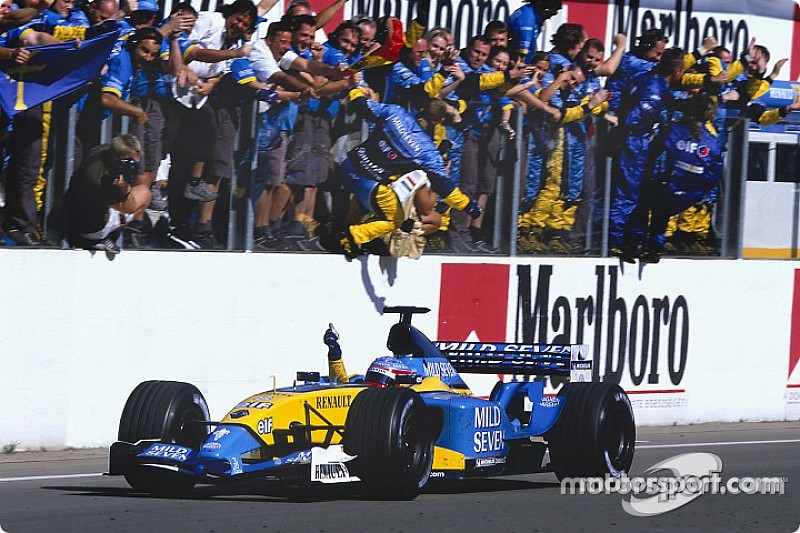 El ganador Fernando Alonso celebra