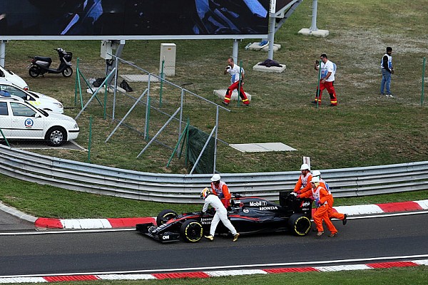 Alonso lamenta problema: “aconteceu na hora errada”