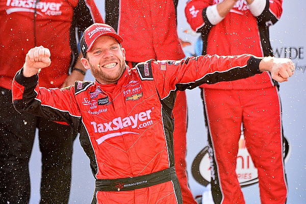 Regan Smith golpea, rebasa y triunfa