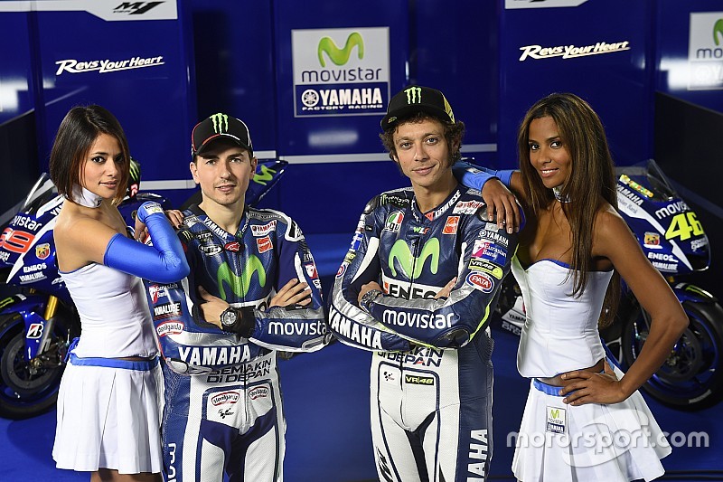 Valentino Rossi y Jorge Lorenzo, con las bellas chicas de Yamaha Factory Racing
