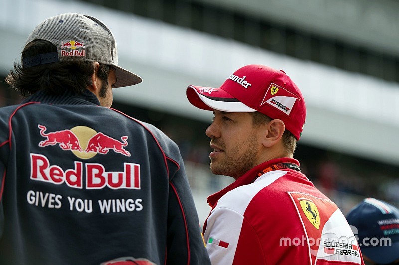 Carlos Sainz Jr., Scuderia Toro Rosso avec Sebastian Vettel, Ferrari lors de la parade des pilotes