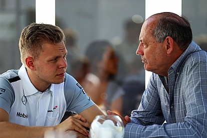 Dennis: "Magnussen merece un lugar en la F1"