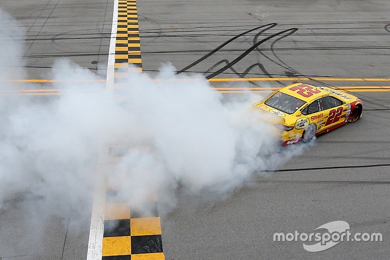 Winner Joey Logano, Team Penske Ford