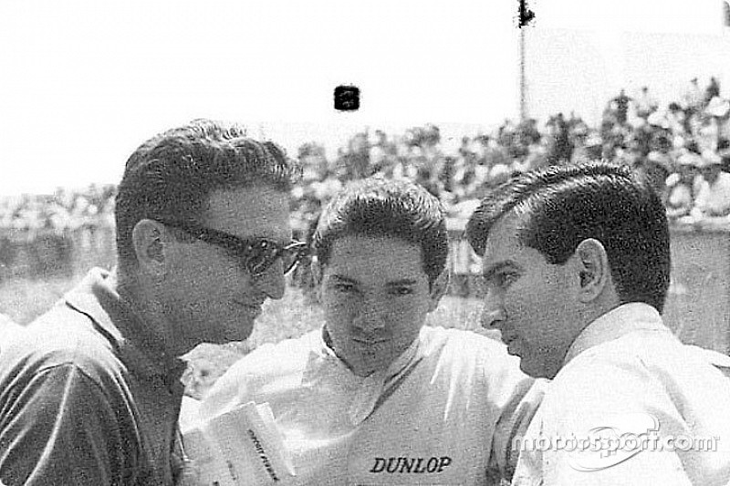 Pedro y Ricardo Rodr&iacute;guez en Le Mans, hablan con Eugenio Dragoni, manager de Ferrari. Pedro ve a la 