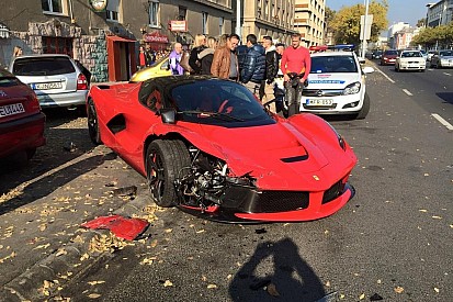 Video: LaFerrari klapt in Boedapest op drie geparkeerde auto's