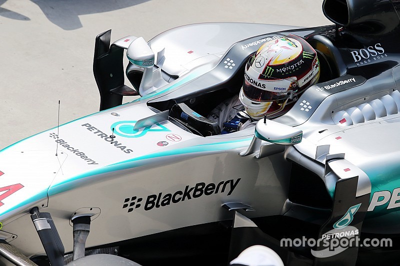 Le deuxième, Lewis Hamilton, Mercedes AMG F1 W06 dans le Parc Fermé