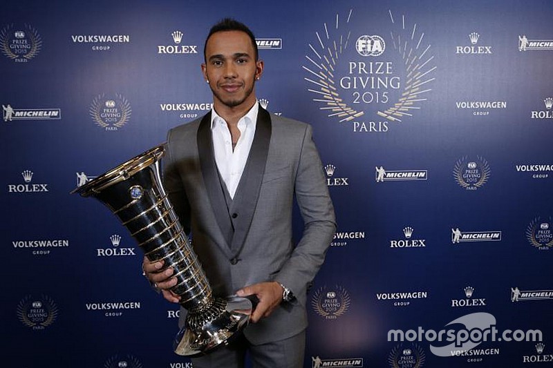 Lewis Hamilton, Mercedes AMG F1, con su trofeo de campe&oacute;n del mundo