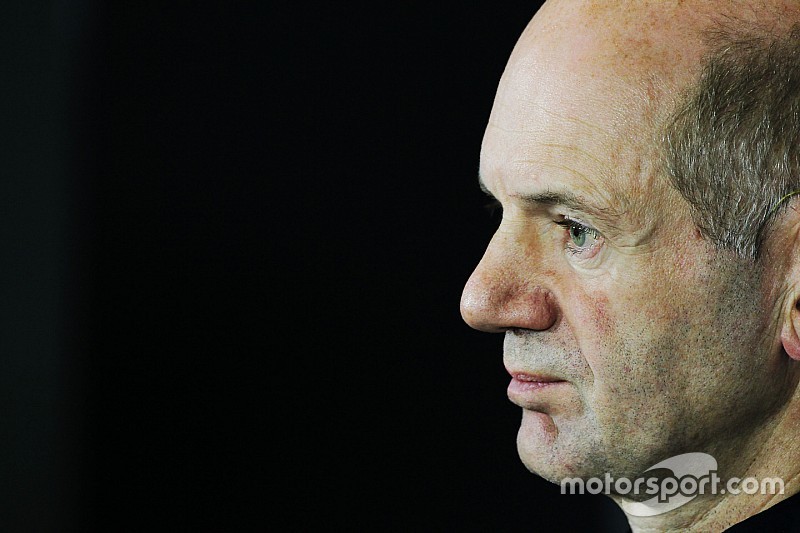 Adrian Newey, Red Bull Racing, engenheiro chefe, na conferência de imprensa da FIA
