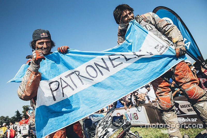 Ganador de la categoría Quad Marcos Patronelli y su hermano Alejandro Patronelli celebran