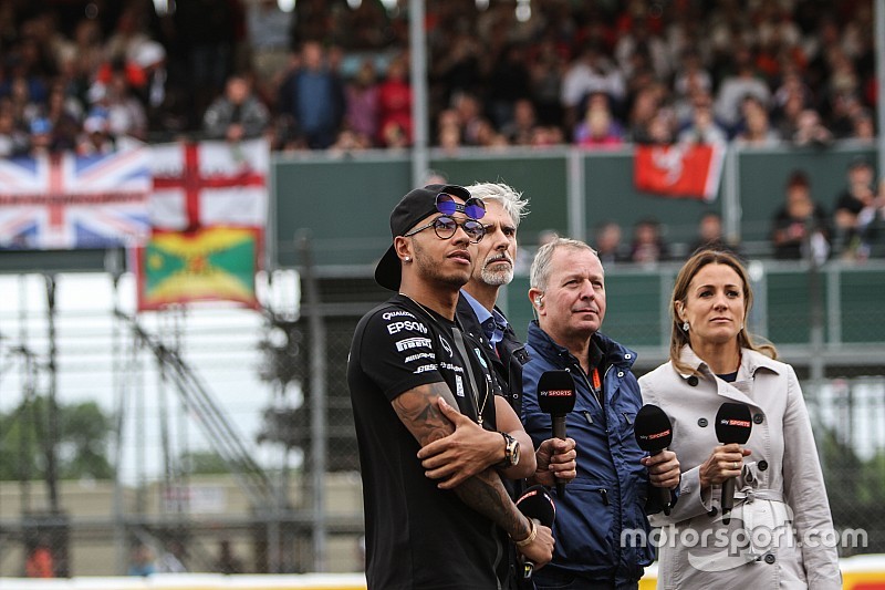 Lewis Hamilton, Mercedes AMG F1 com Damon Hill, apresentador da Sky Sports; Martin Brundle, comentarista da Sky Sports e Natalie Pinkham, apresentadora da Sky Sports