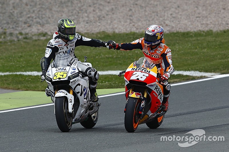 Segundo colocado Dani Pedrosa, Repsol Honda Team é parabenizado por Cal Crutchlow, Team LCR Honda