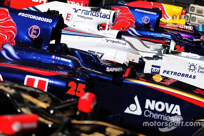 Coches en el parque cerrado