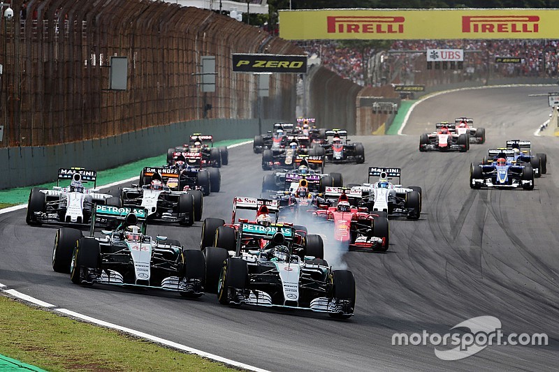 Start: Nico Rosberg, Mercedes AMG F1 and Lewis Hamilton, Mercedes AMG F1 lead