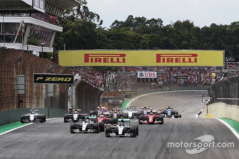 Start: Nico Rosberg, Mercedes AMG F1 and Lewis Hamilton, Mercedes AMG F1 lead