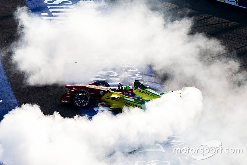 Winner Lucas di Grassi, ABT Schaeffler Audi Sport celebrates at the end of the race with donuts