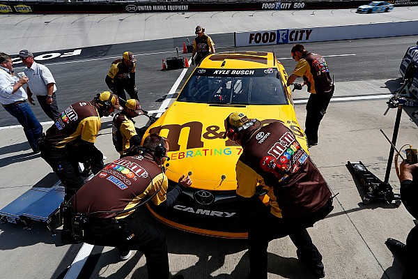 Reprender&aacute;n a Busch por incidente en que atropell&oacute; a fanatica