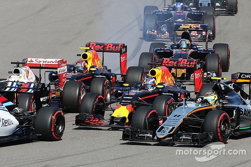 Start crash with Sebastian Vettel, Ferrari SF16-H, Daniil Kvyat, Red Bull Racing RB12, Daniel Ricciardo, Red Bull Racing RB12 and Sergio Perez, Sahara Force India F1 VJM09